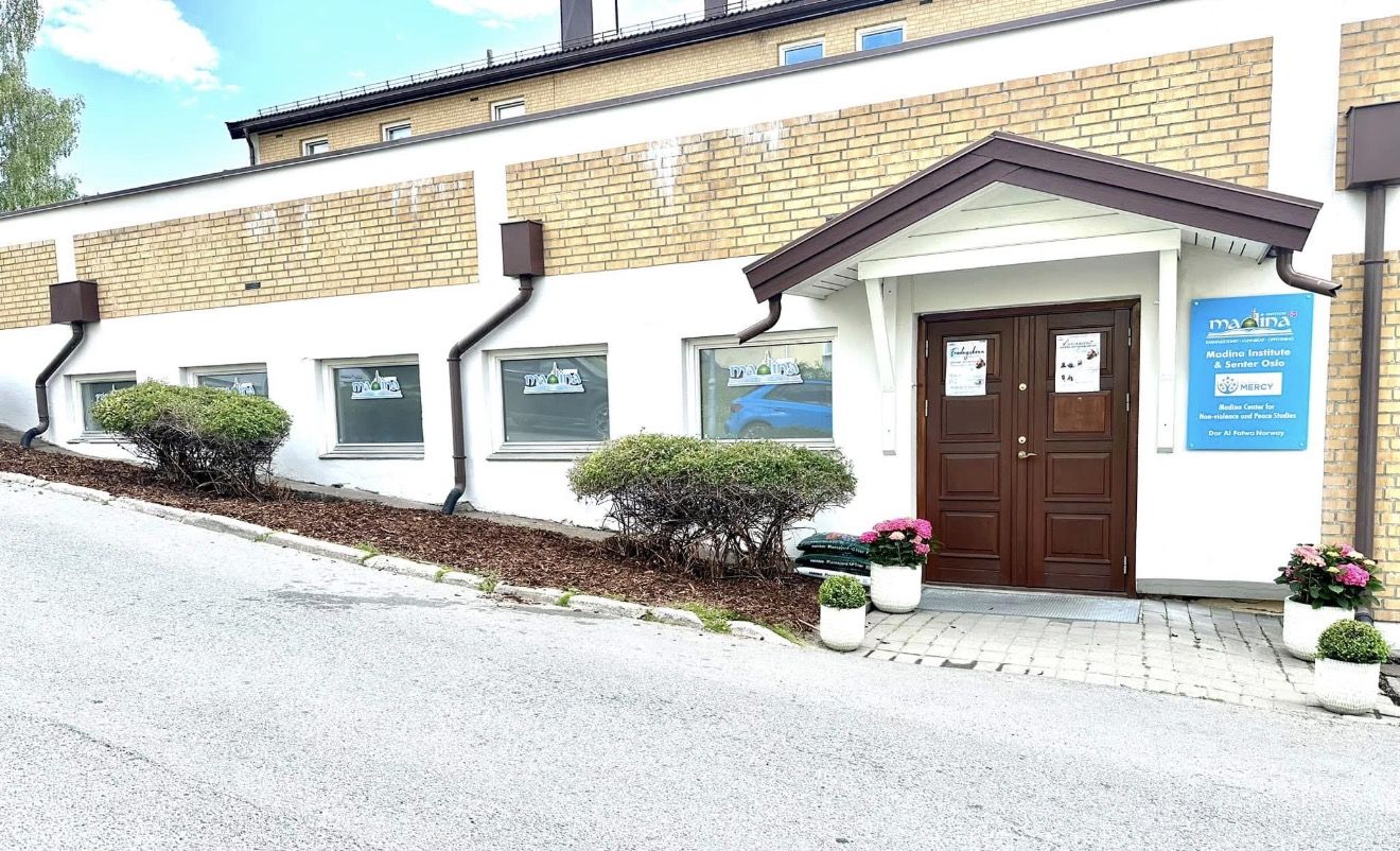 Inngangen til Madina Institute og Senter Oslo i Hagelundveien 2b